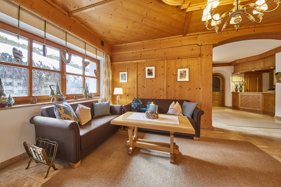 Ferien Pension Saalbach Rezeption Lounge 2400